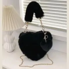ファーハート型ショルダーバッグ　黒　カジュアル　エレガント　個性的　もふもふ