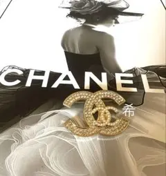 海外のアンティークショップや蚤の市で買い集めたブローチ ゴールド