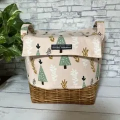ハンドメイド 薄ピンクに木と植物デザイン蓋付き大きめ布バスケット