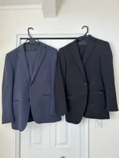 2着　ネイビーとブラックのビジネススーツ