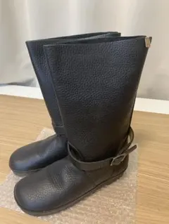 黒いレザー製バックル付きロングブーツのサムネイル