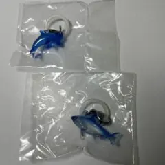 めじるしアクセサリー雨の海を泳ぐ イルカとサメ2個セット