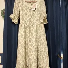 青木美沙子さんダマスク柄ワンピース