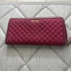 PRADA 長財布 キルティング ラウンドファスナー ボルドーのサムネイル