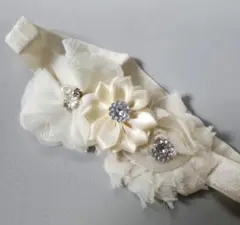 クリーム色　３つのお花　ベビー　ヘアバンド　キッズ　子供　ヘアアクセサリー