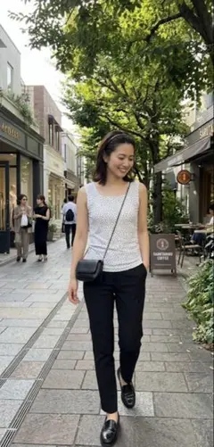 新品未使用品です 小花柄のキャミソールです。伸縮性のある生地で快適な着心地。