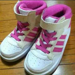 アディダス、ピンクラメスニーカー