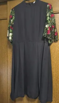mellot plus花柄刺繍袖 ブラックワンピースのサムネイル