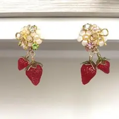 ハンドメイド　いちごのピアスorイヤリング