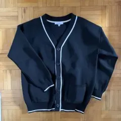 黒いボタン付きカーディガン