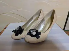 ビジュー パンプス