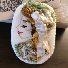 リボンとレースの刺繍ブローチ　2602