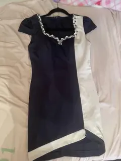 ビーズ装飾付きネイビーアイボリードレス