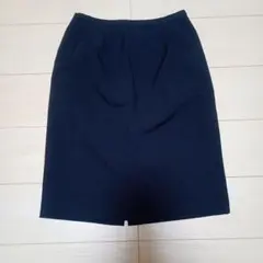 黒い膝丈タイトスカート