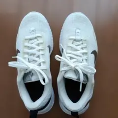 NIKE スニーカー ホワイト レディース　23.5センチのサムネイル