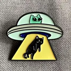 ピンバッジ　ネコ　UFO 黒猫　アブダクション　ブローチ