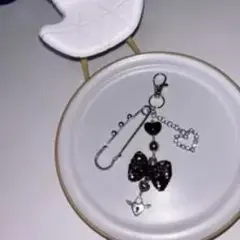 黒いリボン型チャームとハート型チャーム