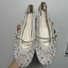 ZARA 刺繍入りフラットシューズ ベージュ