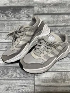 adidas グレー スニーカー