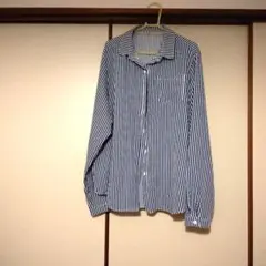 青と白のストライプ長袖シャツ