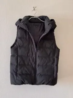 黒 フード付きダウンベスト