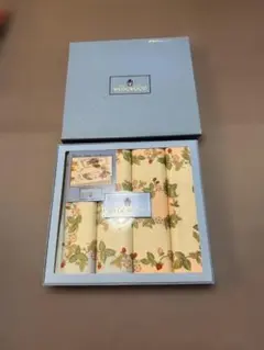 新品未使用　WEDGWOOD ストロベリー柄デザイン　ティークロス　4枚セット