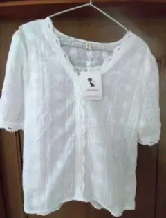 SYitong 白 トップス ブラウス 刺繍 花柄　タグ付き