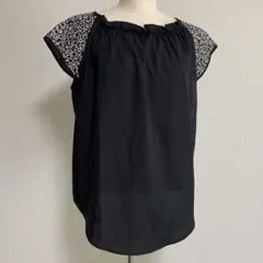 超美品☆ アンタイトル 刺繍 半袖 ブラウス ギャザー 黒 サイズ2 レディースのサムネイル