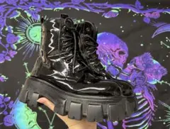 光沢のある黒の厚底ブーツ