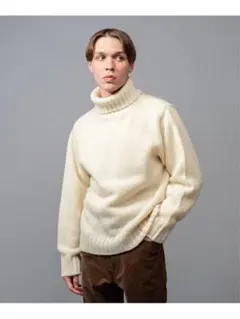 アイボリー タートルネックニット