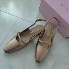 新品未使用　DIANA ストラップサンダル メタリックゴールドのサムネイル