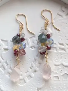 ローズクォーツと色いろmixストーンのピアス