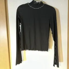 フリル付き黒長袖シアートップス