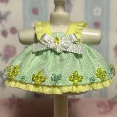 ミニチュアドール 服 185.ワンピース(緑×黄 花 ビーズ)のサムネイル