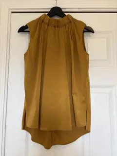 【美品】UNITED TOKYO ノースリーブ ブラウス ハイネック からし色