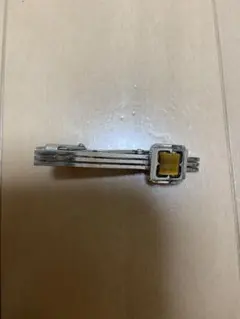 シルバーとイエローのネクタイピン