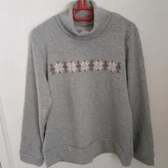 刺繍入りグレーのハイネック長袖トップス