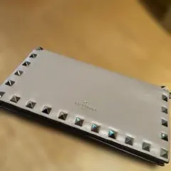 VALENTINO GARAVANI ロックスタッズ 長財布のサムネイル