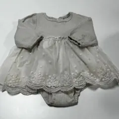 ベージュのフリル付きベビードレス　80