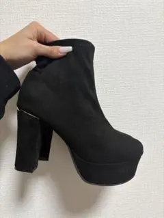 ブラックスエード高ヒールブーツ