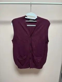 ワインレッド ボタン付きニットベスト