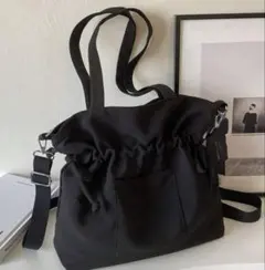 ファッショナブルな大容量 巾着デザイン クロスボディバッグ(レディース)