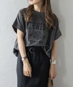 Bonjour Sagan カレッジ刺繍ピグメントスウェットTシャツ