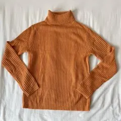 リブ編みオレンジタートルネックセーター