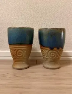 與那原正守　沖縄　読谷山焼　幾何学模様の線彫り陶器製グラス2個セット　ゴブレット 與那原正守 読谷山焼 幾何学模様の線彫り陶器製グラス