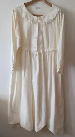 フリル付き襟のクリーム色ワンピース