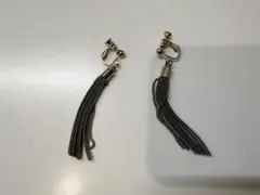 着画あり！グレー タッセル イヤリングのサムネイル