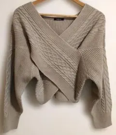 値下げ ベージュ クロスオーバーケーブルニット Vネック 短丈 ニット