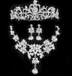 ネックレス　ティアラ　イヤリング　ウエディング　ゴージャス　3点セット