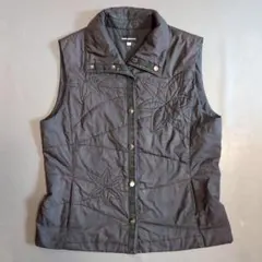 【ヌオヴォクアランタ】キルティングダウンベスト (7) ブラック 花柄刺繍